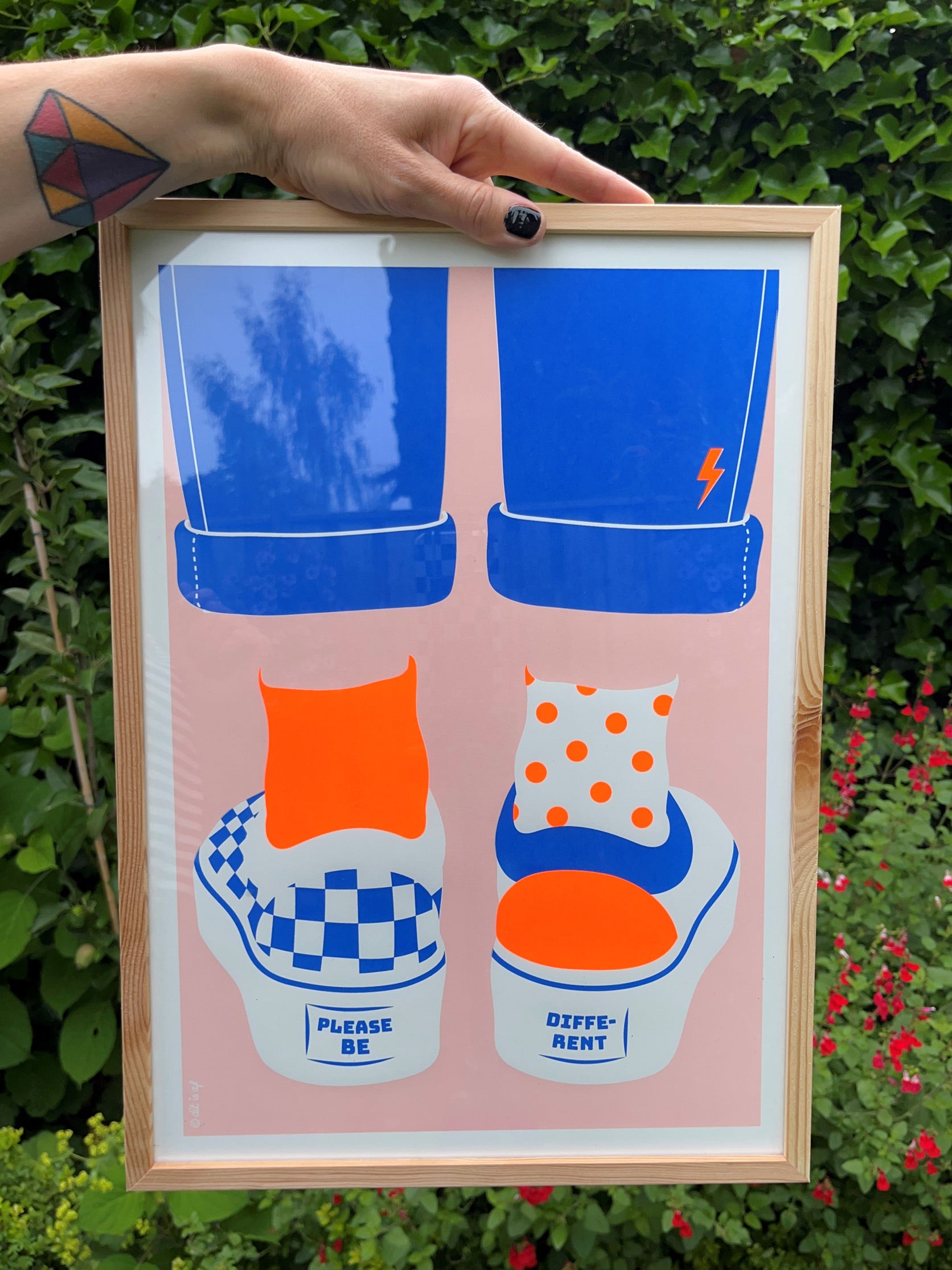 Please be different (zeefdruk met fluor oranje)