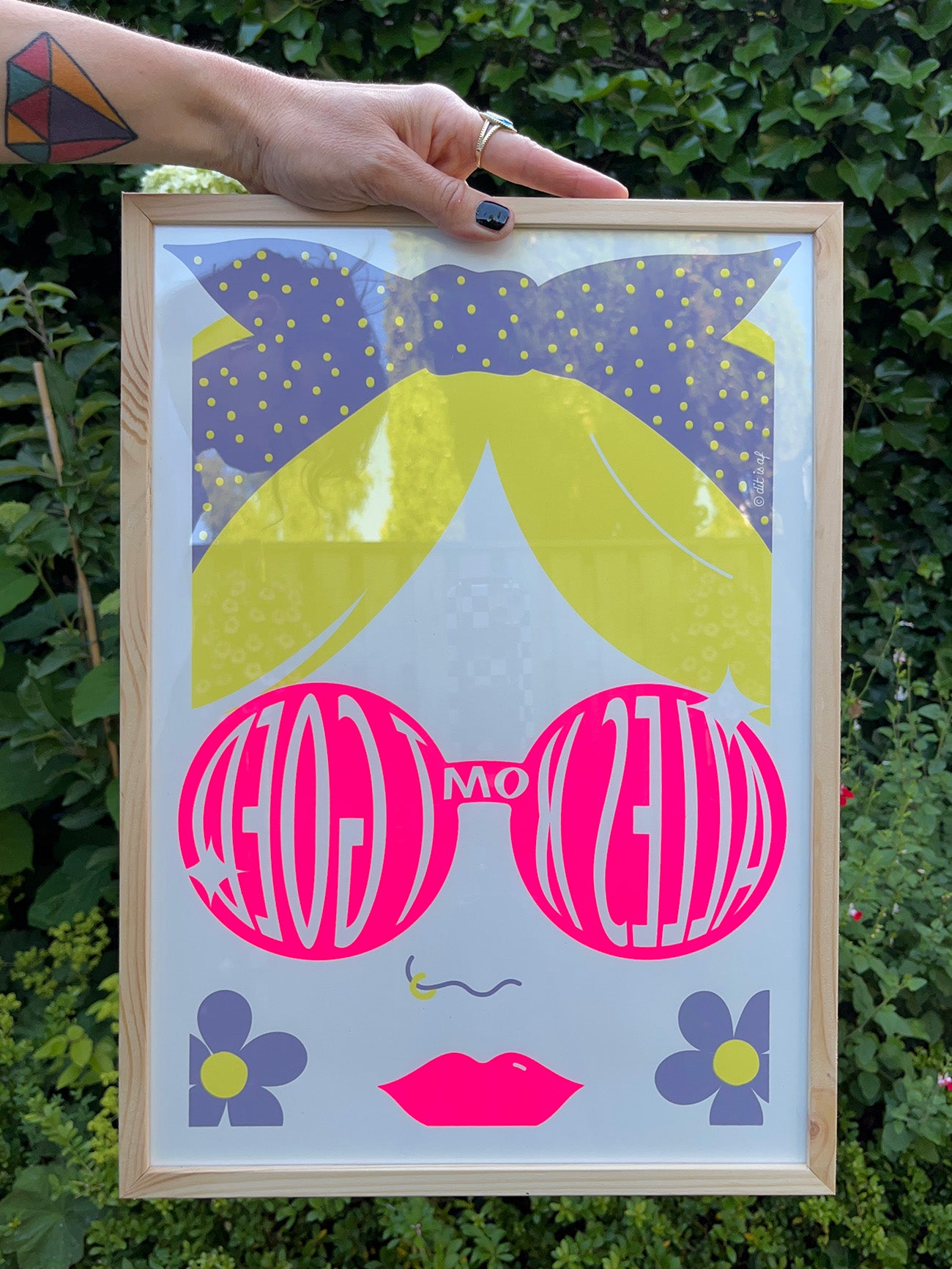 Door een roze bril (zeefdruk met fluor roze)