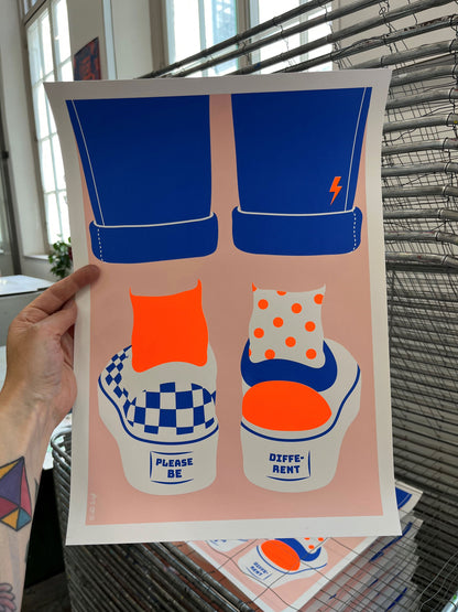 Please be different (zeefdruk met fluor oranje)