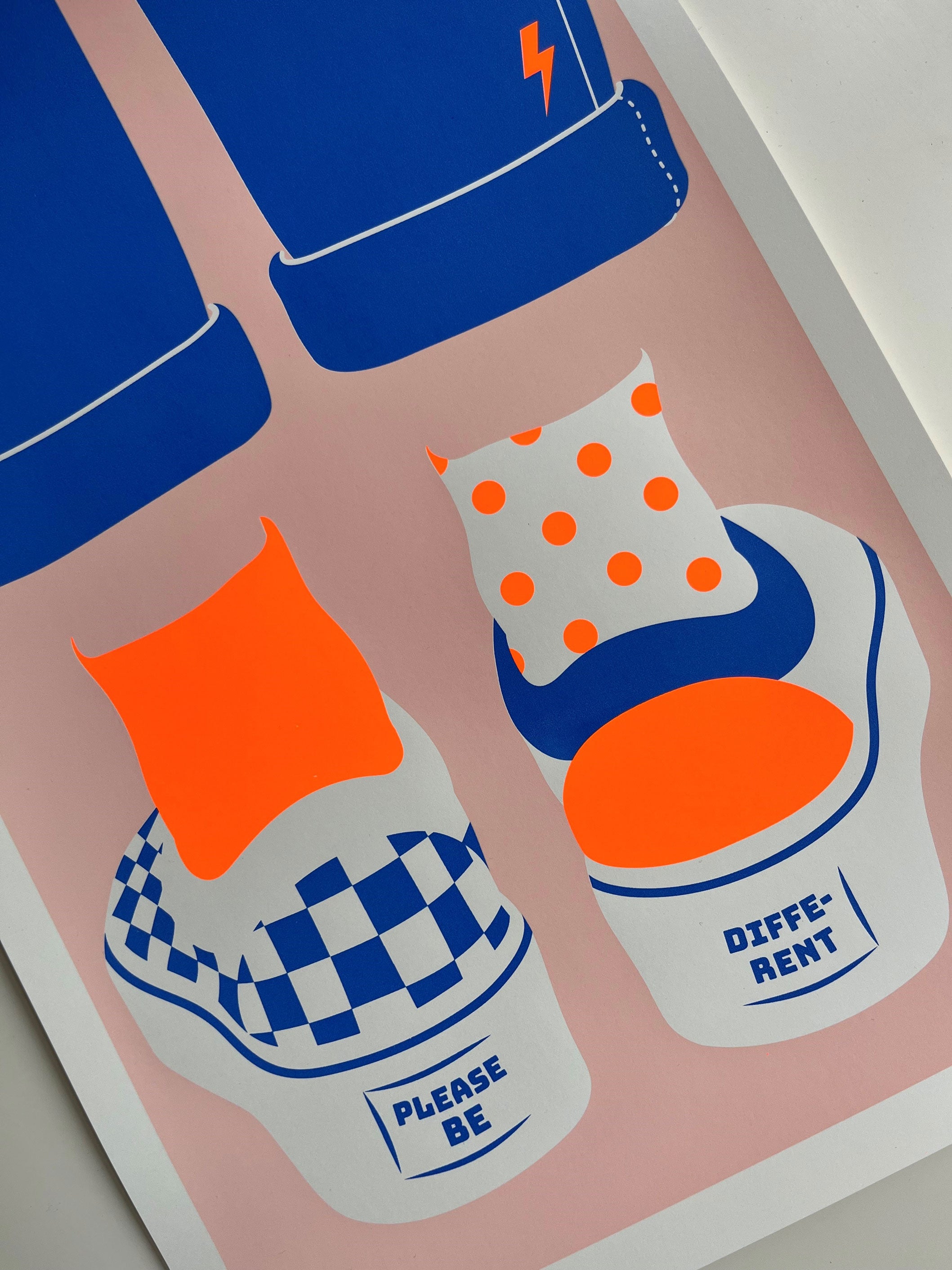 Please be different (zeefdruk met fluor oranje)