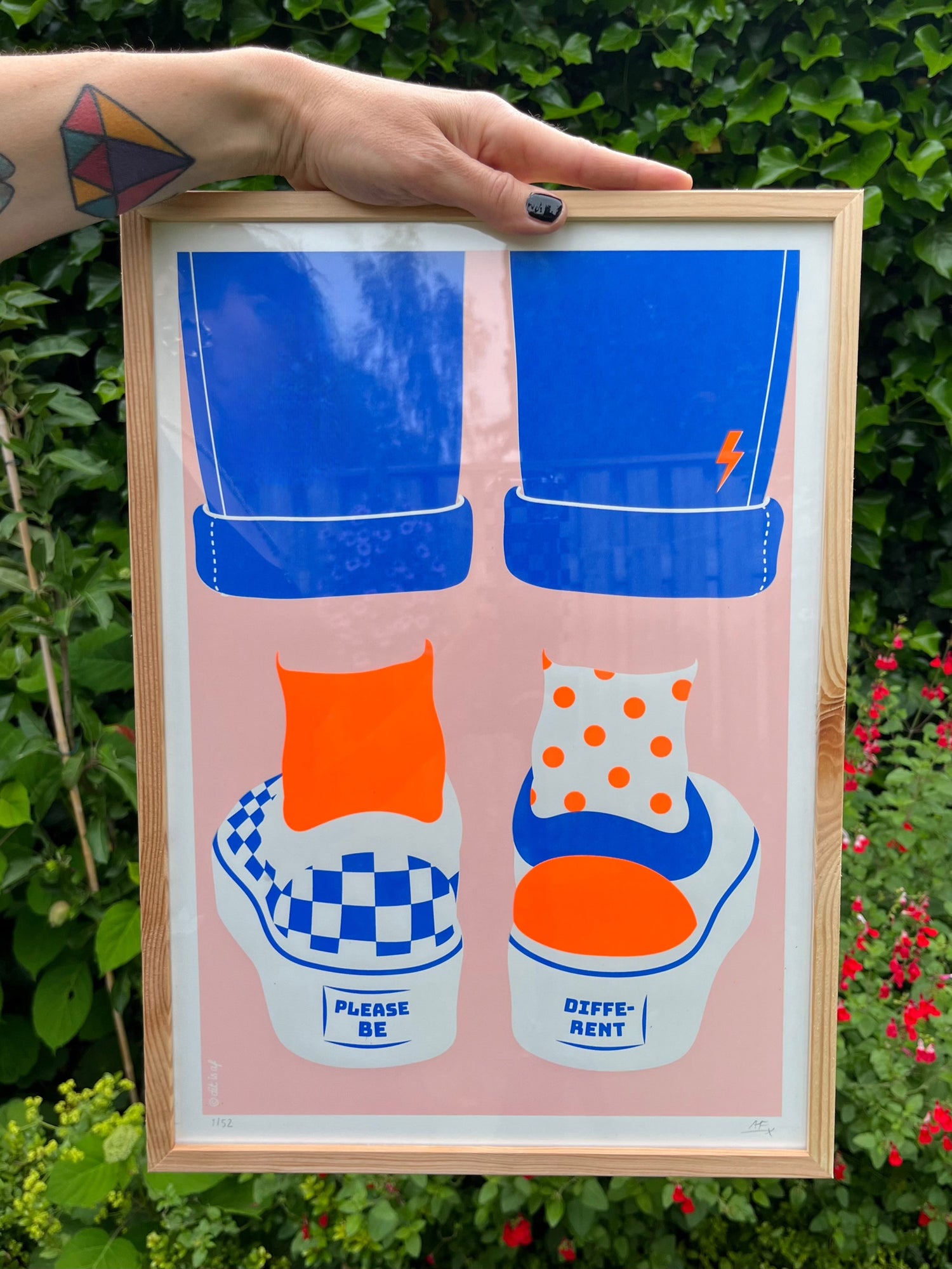 Please be different (zeefdruk met fluor oranje)