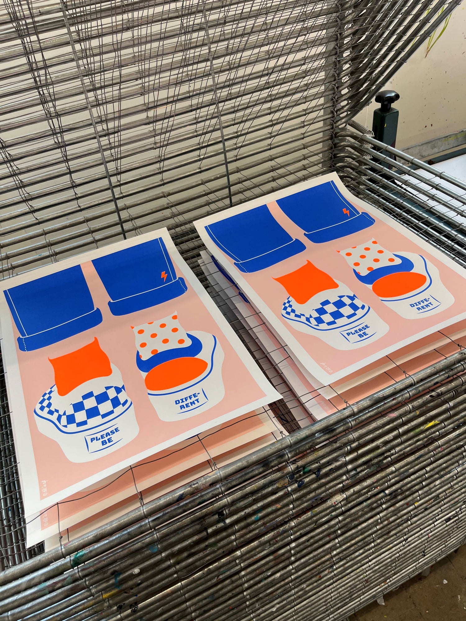 Please be different (zeefdruk met fluor oranje)